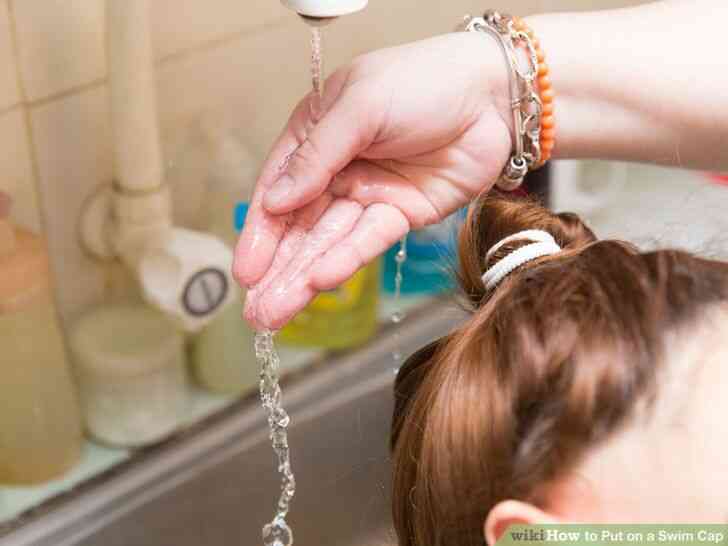 Image intitulée Mettre un bonnet de bain à l